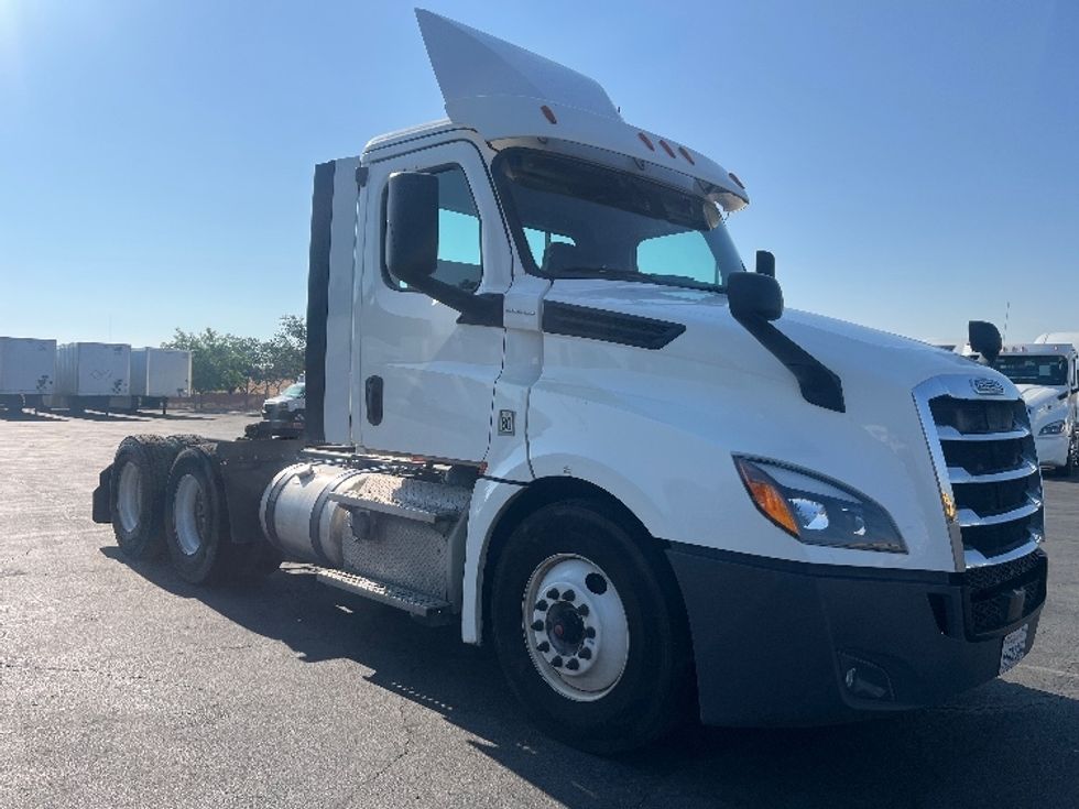 Day Cab Tractor-Heavy Duty Tractors-Freightliner-2020-T12664ST-Fresno-CA-256,114\n\t\tmiles-$ 60,000 - Image 1