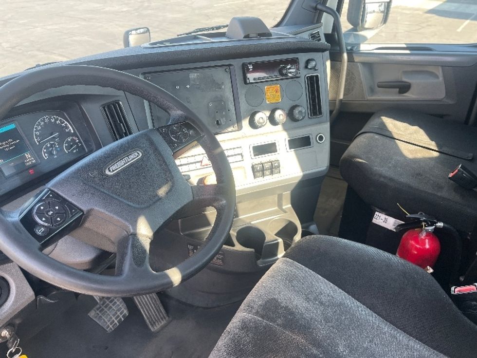 Day Cab Tractor-Heavy Duty Tractors-Freightliner-2020-T12664ST-Fresno-CA-256,114\n\t\tmiles-$ 60,000 - Image 10