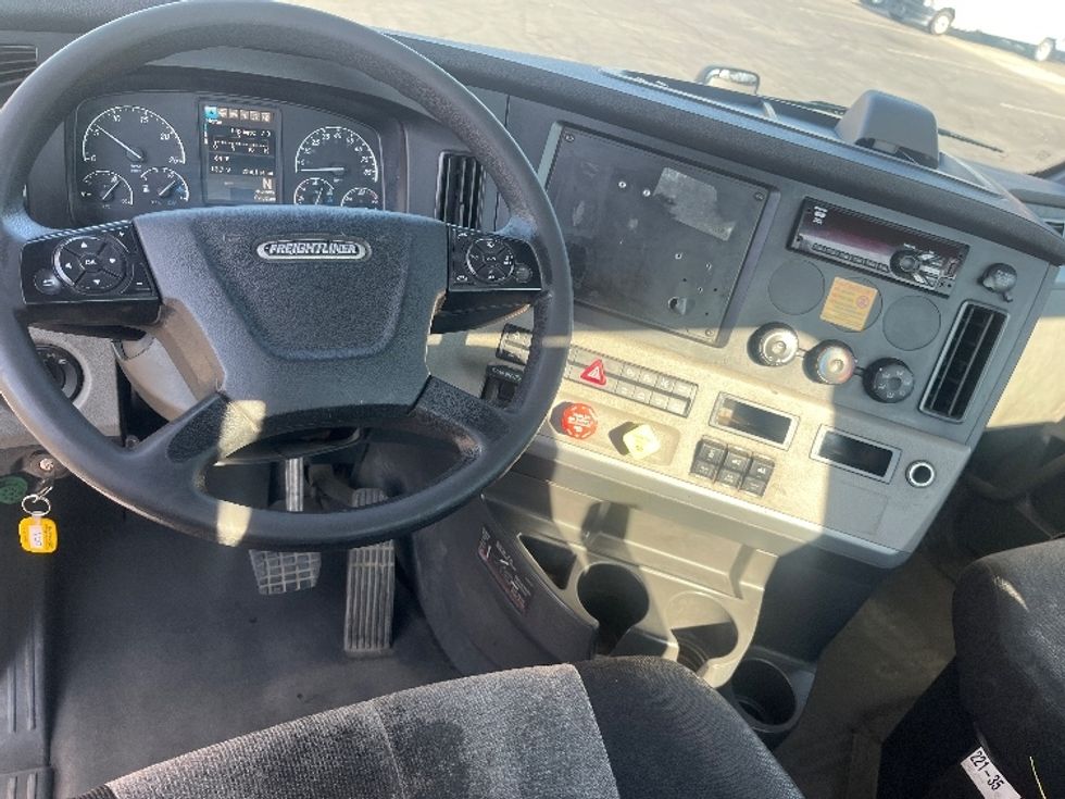 Day Cab Tractor-Heavy Duty Tractors-Freightliner-2020-T12664ST-Fresno-CA-256,114\n\t\tmiles-$ 60,000 - Image 11