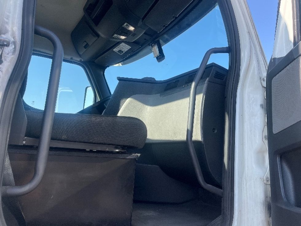 Day Cab Tractor-Heavy Duty Tractors-Freightliner-2020-T12664ST-Fresno-CA-256,114\n\t\tmiles-$ 60,000 - Image 12