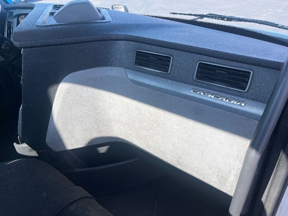 Day Cab Tractor-Heavy Duty Tractors-Freightliner-2020-T12664ST-Fresno-CA-256,114\n\t\tmiles-$ 60,000 - Image 13