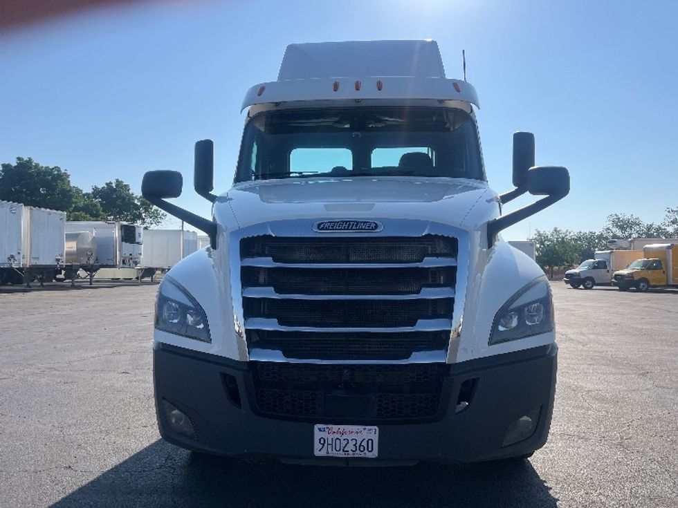 Day Cab Tractor-Heavy Duty Tractors-Freightliner-2020-T12664ST-Fresno-CA-256,114\n\t\tmiles-$ 60,000 - Image 2