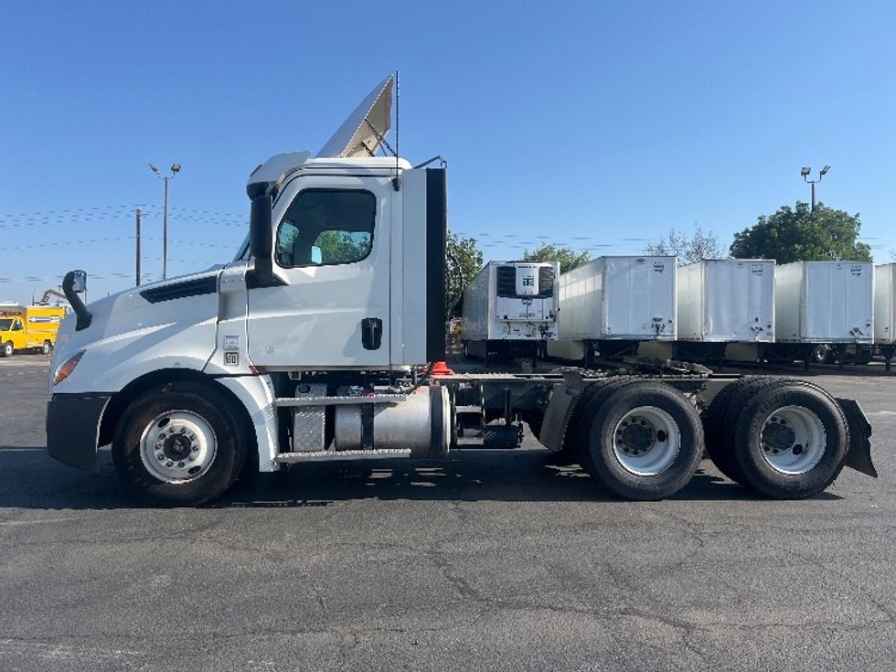 Day Cab Tractor-Heavy Duty Tractors-Freightliner-2020-T12664ST-Fresno-CA-256,114\n\t\tmiles-$ 60,000 - Image 4