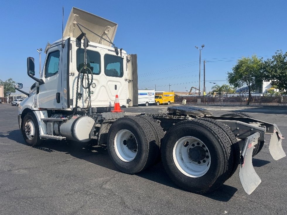 Day Cab Tractor-Heavy Duty Tractors-Freightliner-2020-T12664ST-Fresno-CA-256,114\n\t\tmiles-$ 60,000 - Image 5