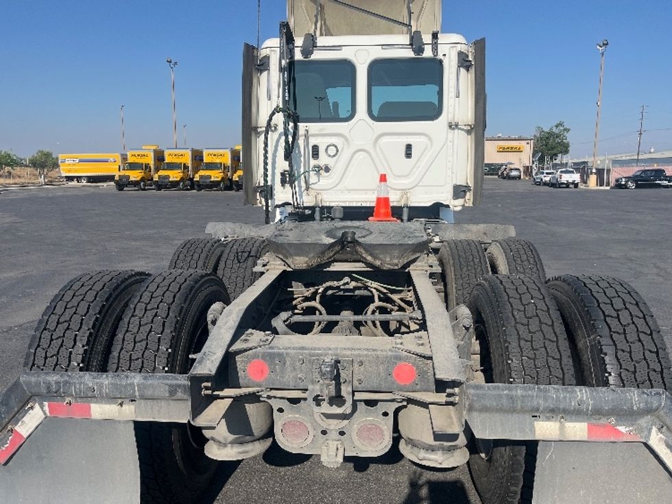 Day Cab Tractor-Heavy Duty Tractors-Freightliner-2020-T12664ST-Fresno-CA-256,114\n\t\tmiles-$ 60,000 - Image 6