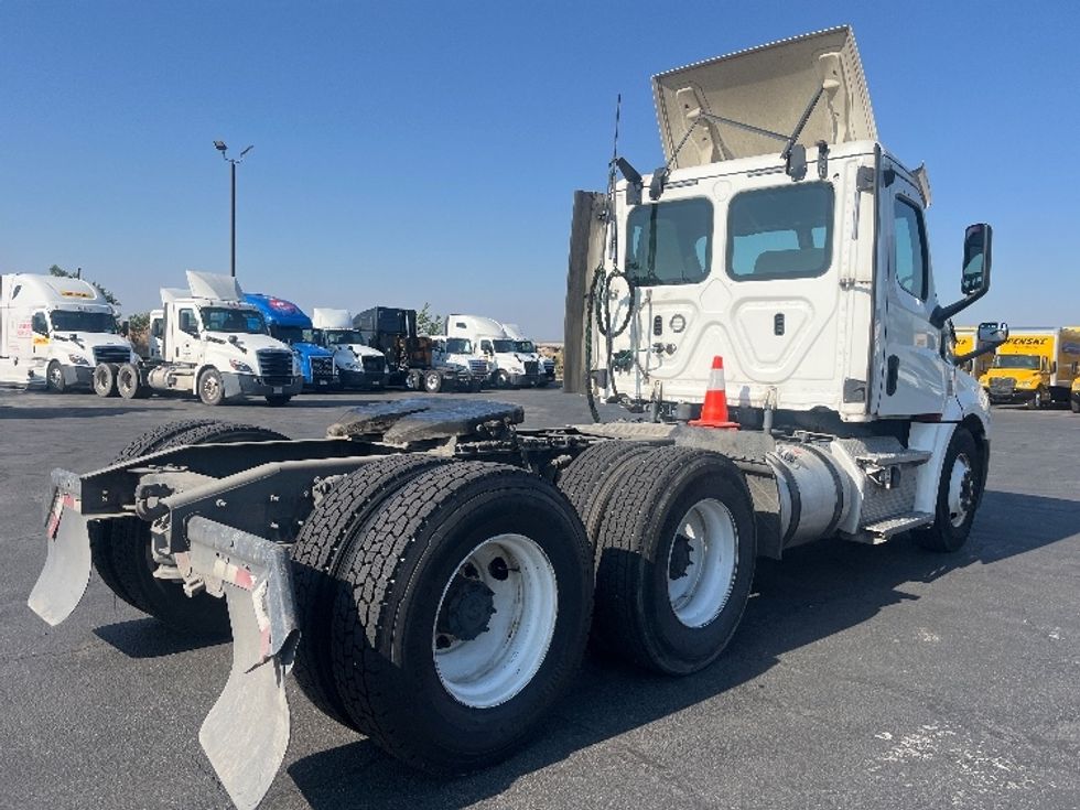Day Cab Tractor-Heavy Duty Tractors-Freightliner-2020-T12664ST-Fresno-CA-256,114\n\t\tmiles-$ 60,000 - Image 7