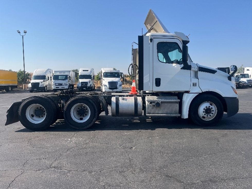 Day Cab Tractor-Heavy Duty Tractors-Freightliner-2020-T12664ST-Fresno-CA-256,114\n\t\tmiles-$ 60,000 - Image 8