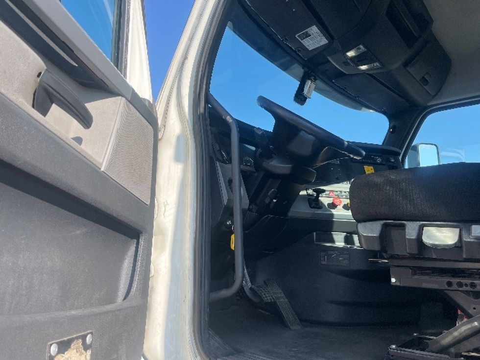 Day Cab Tractor-Heavy Duty Tractors-Freightliner-2020-T12664ST-Fresno-CA-256,114\n\t\tmiles-$ 60,000 - Image 9