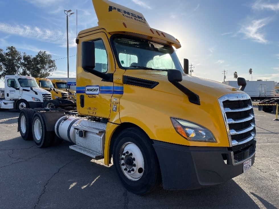 Day Cab Tractor-Heavy Duty Tractors-Freightliner-2020-T12664ST-Fresno-CA-260,296\n\t\tmiles-$ 73,250 - Image 1
