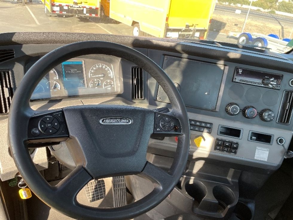 Day Cab Tractor-Heavy Duty Tractors-Freightliner-2020-T12664ST-Fresno-CA-260,296\n\t\tmiles-$ 73,250 - Image 11