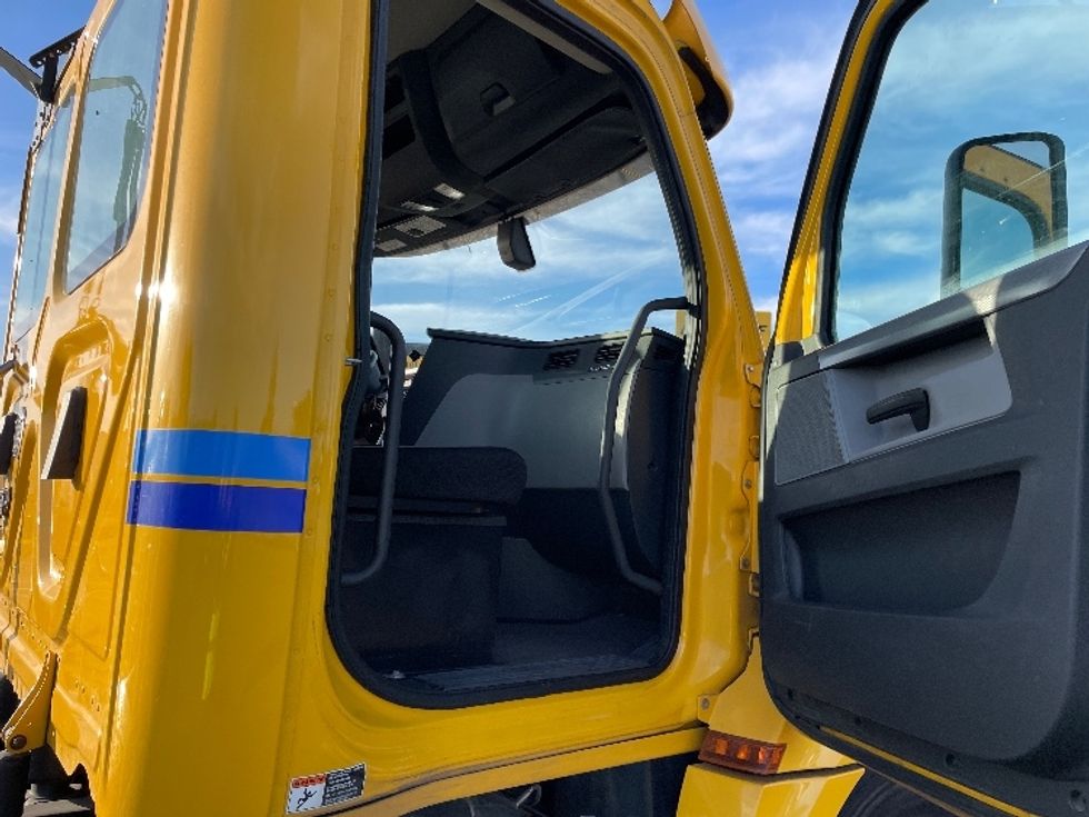 Day Cab Tractor-Heavy Duty Tractors-Freightliner-2020-T12664ST-Fresno-CA-260,296\n\t\tmiles-$ 73,250 - Image 12