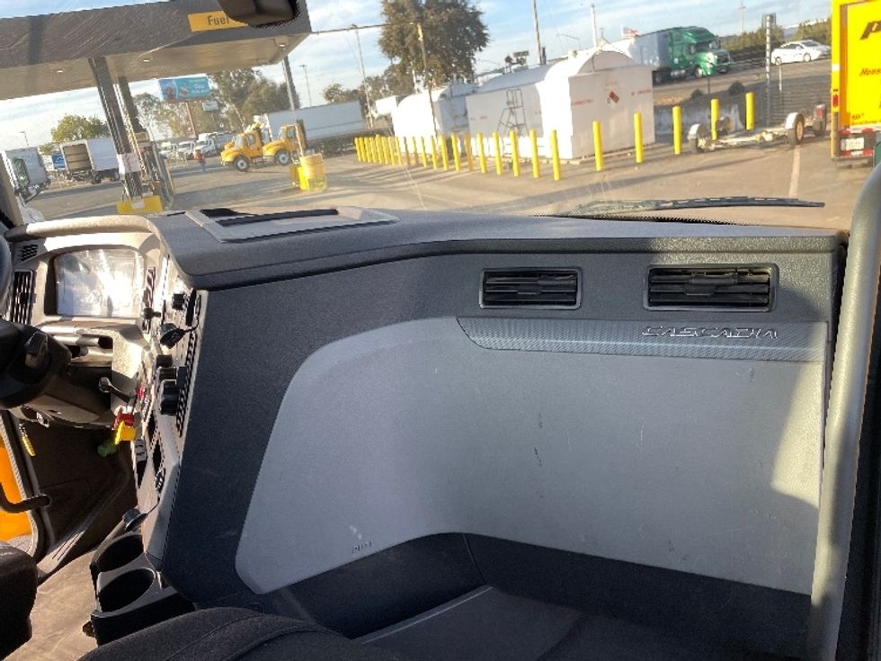 Day Cab Tractor-Heavy Duty Tractors-Freightliner-2020-T12664ST-Fresno-CA-260,296\n\t\tmiles-$ 73,250 - Image 13