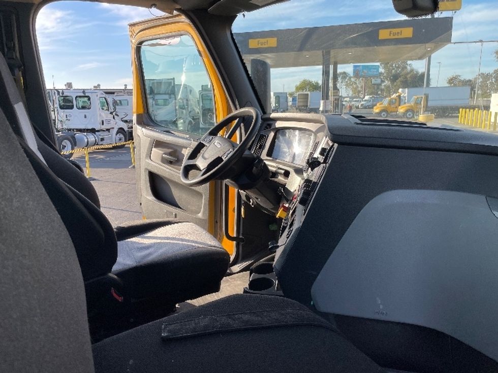 Day Cab Tractor-Heavy Duty Tractors-Freightliner-2020-T12664ST-Fresno-CA-260,296\n\t\tmiles-$ 73,250 - Image 14