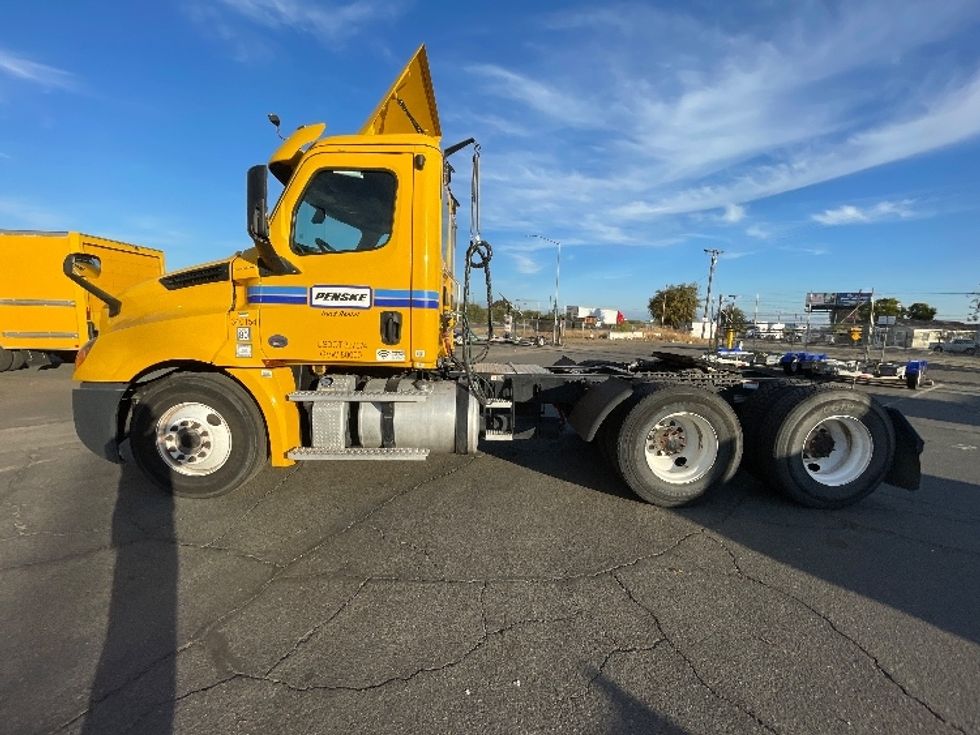 Day Cab Tractor-Heavy Duty Tractors-Freightliner-2020-T12664ST-Fresno-CA-260,296\n\t\tmiles-$ 73,250 - Image 4