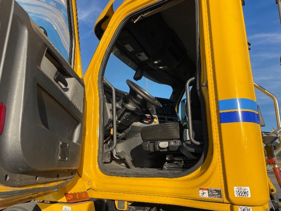 Day Cab Tractor-Heavy Duty Tractors-Freightliner-2020-T12664ST-Fresno-CA-260,296\n\t\tmiles-$ 73,250 - Image 9