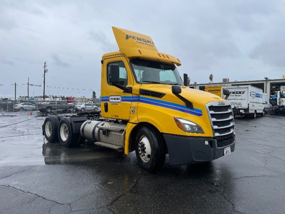 Day Cab Tractor-Heavy Duty Tractors-Freightliner-2020-T12664ST-Fresno-CA-327,887\n\t\tmiles-$ 68,750 - Image 1