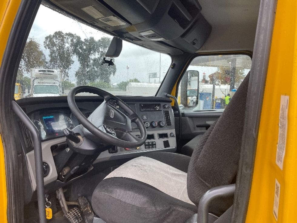 Day Cab Tractor-Heavy Duty Tractors-Freightliner-2020-T12664ST-Fresno-CA-327,887\n\t\tmiles-$ 68,750 - Image 10