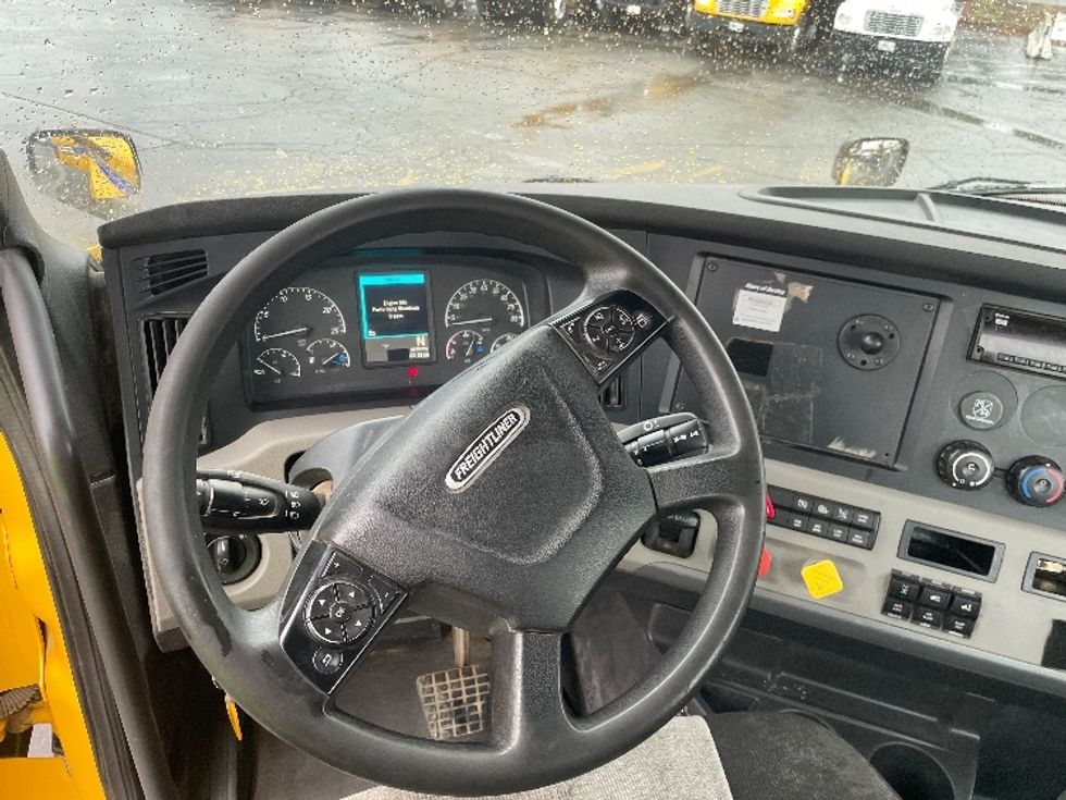 Day Cab Tractor-Heavy Duty Tractors-Freightliner-2020-T12664ST-Fresno-CA-327,887\n\t\tmiles-$ 68,750 - Image 11