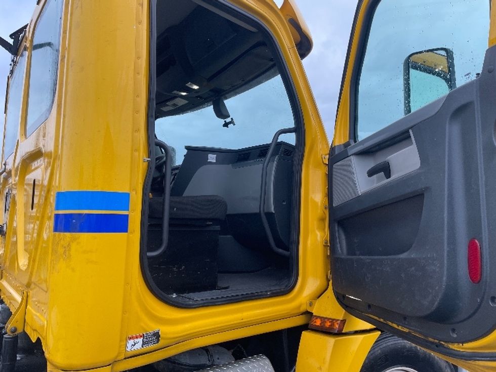 Day Cab Tractor-Heavy Duty Tractors-Freightliner-2020-T12664ST-Fresno-CA-327,887\n\t\tmiles-$ 68,750 - Image 12