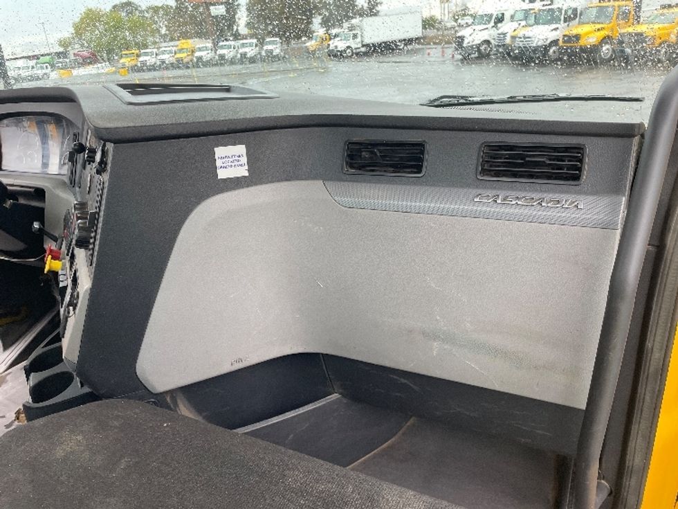 Day Cab Tractor-Heavy Duty Tractors-Freightliner-2020-T12664ST-Fresno-CA-327,887\n\t\tmiles-$ 68,750 - Image 13