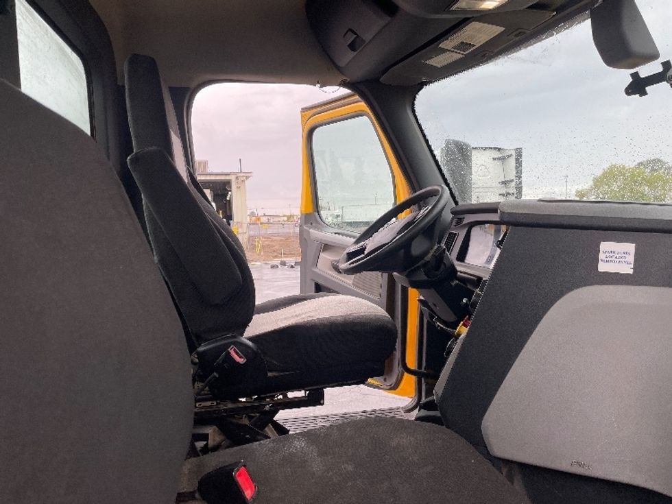 Day Cab Tractor-Heavy Duty Tractors-Freightliner-2020-T12664ST-Fresno-CA-327,887\n\t\tmiles-$ 68,750 - Image 14