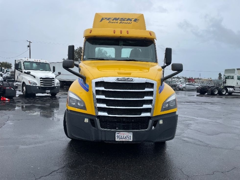 Day Cab Tractor-Heavy Duty Tractors-Freightliner-2020-T12664ST-Fresno-CA-327,887\n\t\tmiles-$ 68,750 - Image 2