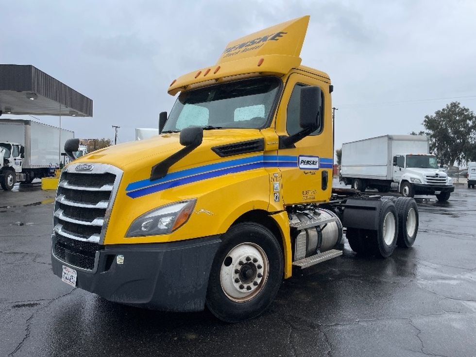 Day Cab Tractor-Heavy Duty Tractors-Freightliner-2020-T12664ST-Fresno-CA-327,887\n\t\tmiles-$ 68,750 - Image 3