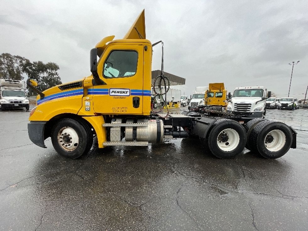Day Cab Tractor-Heavy Duty Tractors-Freightliner-2020-T12664ST-Fresno-CA-327,887\n\t\tmiles-$ 68,750 - Image 4