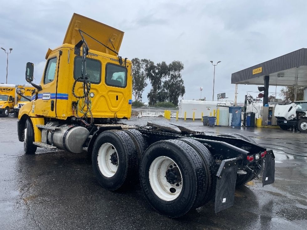 Day Cab Tractor-Heavy Duty Tractors-Freightliner-2020-T12664ST-Fresno-CA-327,887\n\t\tmiles-$ 68,750 - Image 5