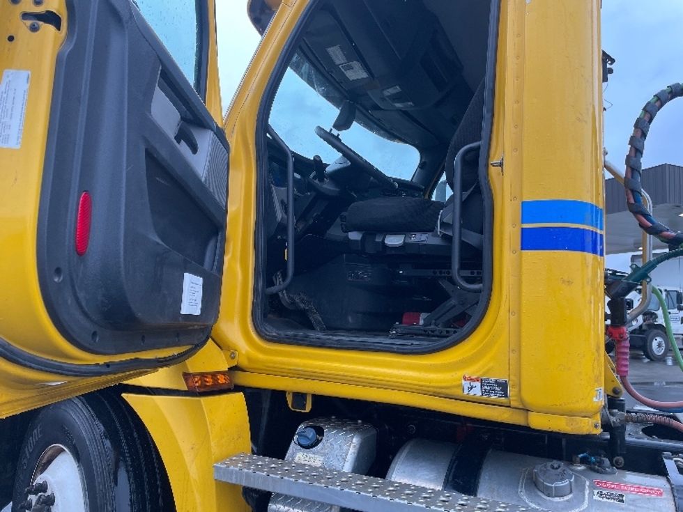 Day Cab Tractor-Heavy Duty Tractors-Freightliner-2020-T12664ST-Fresno-CA-327,887\n\t\tmiles-$ 68,750 - Image 9