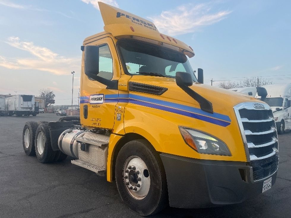 Day Cab Tractor-Heavy Duty Tractors-Freightliner-2020-T12664ST-Fresno-CA-346,532\n\t\tmiles-$ 67,500 - Image 1