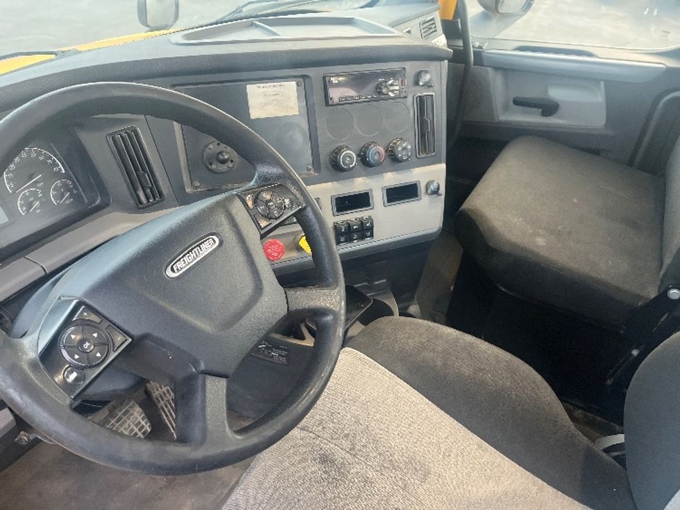 Day Cab Tractor-Heavy Duty Tractors-Freightliner-2020-T12664ST-Fresno-CA-346,532\n\t\tmiles-$ 67,500 - Image 10