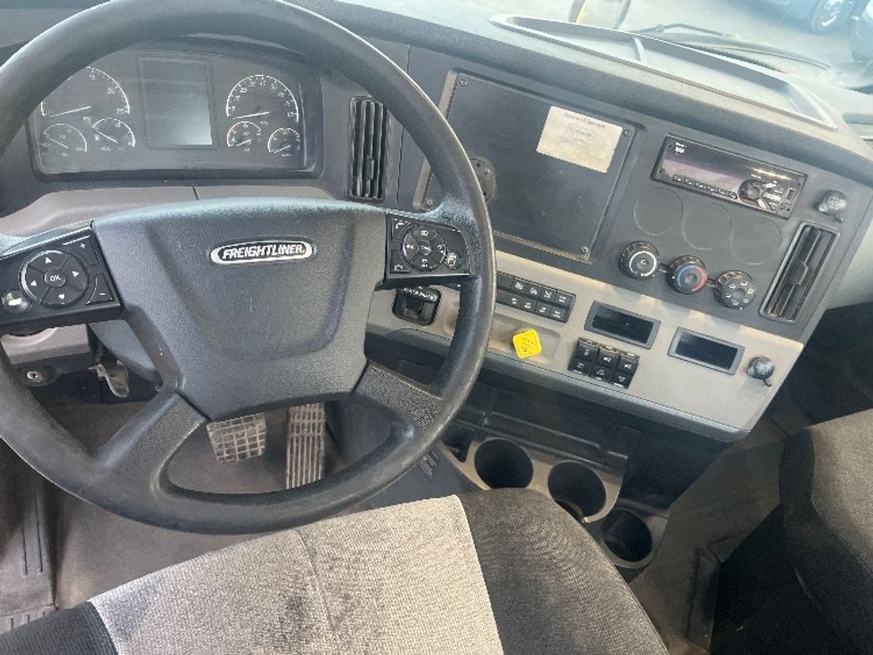 Day Cab Tractor-Heavy Duty Tractors-Freightliner-2020-T12664ST-Fresno-CA-346,532\n\t\tmiles-$ 67,500 - Image 11