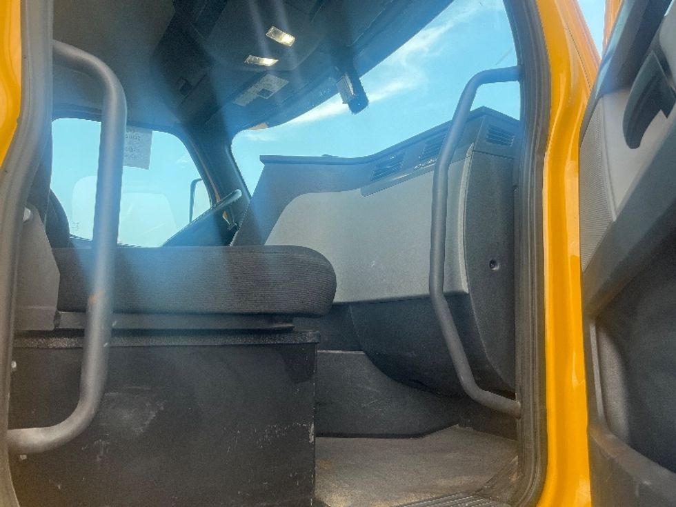 Day Cab Tractor-Heavy Duty Tractors-Freightliner-2020-T12664ST-Fresno-CA-346,532\n\t\tmiles-$ 67,500 - Image 12