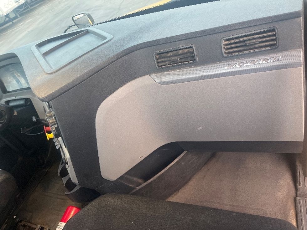 Day Cab Tractor-Heavy Duty Tractors-Freightliner-2020-T12664ST-Fresno-CA-346,532\n\t\tmiles-$ 67,500 - Image 13