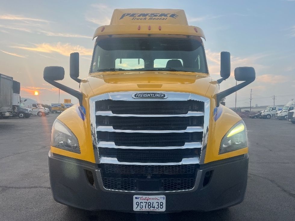 Day Cab Tractor-Heavy Duty Tractors-Freightliner-2020-T12664ST-Fresno-CA-346,532\n\t\tmiles-$ 67,500 - Image 2