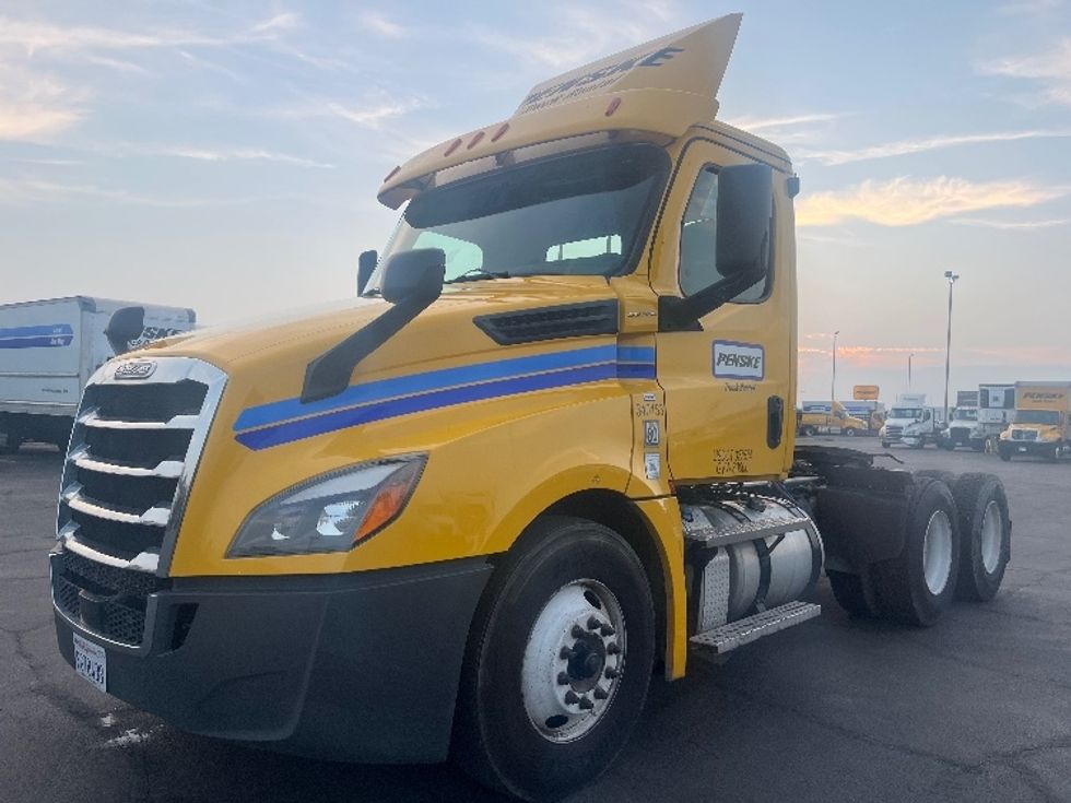 Day Cab Tractor-Heavy Duty Tractors-Freightliner-2020-T12664ST-Fresno-CA-346,532\n\t\tmiles-$ 67,500 - Image 3