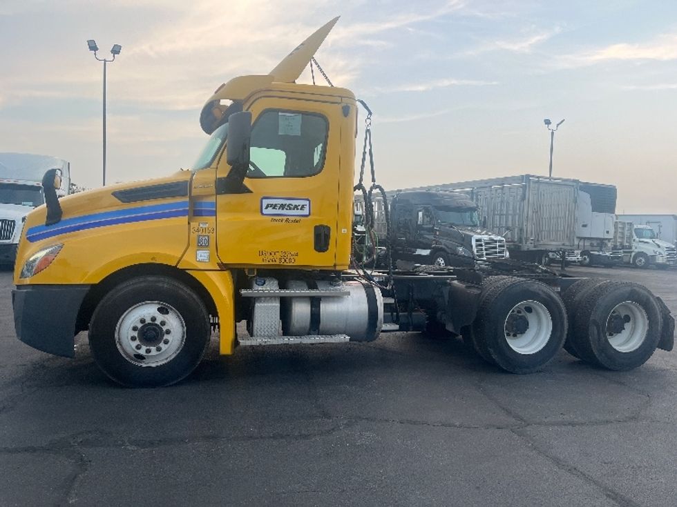 Day Cab Tractor-Heavy Duty Tractors-Freightliner-2020-T12664ST-Fresno-CA-346,532\n\t\tmiles-$ 67,500 - Image 4