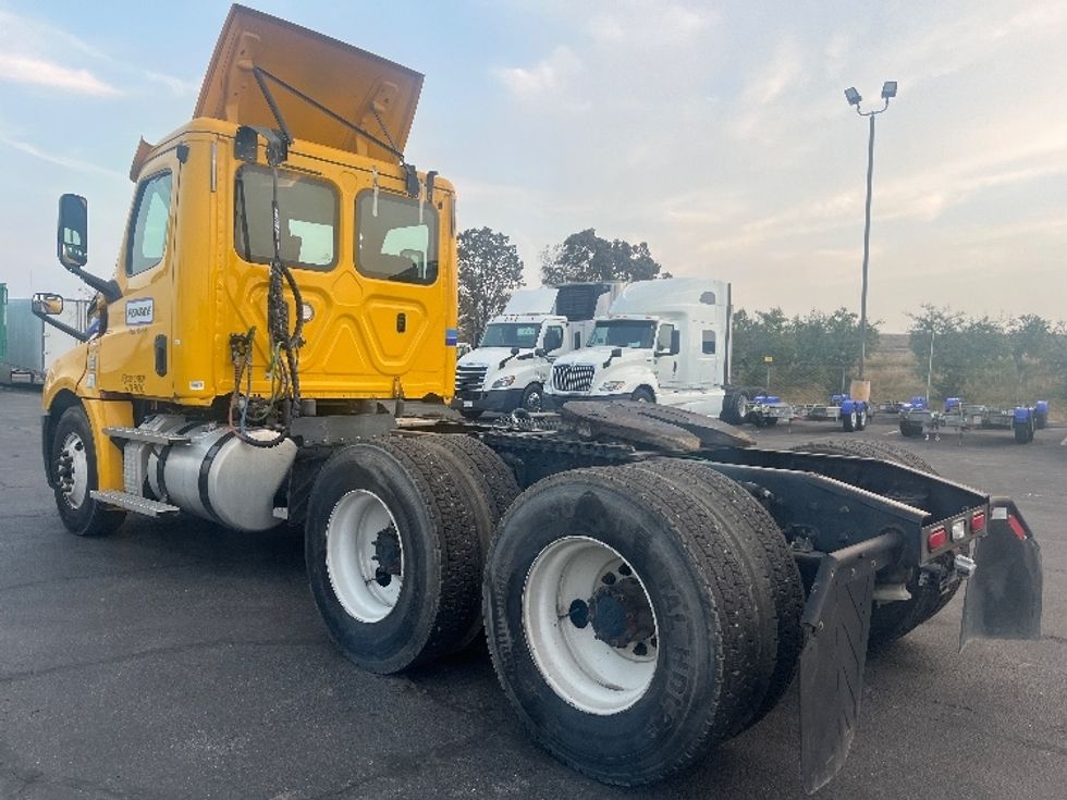 Day Cab Tractor-Heavy Duty Tractors-Freightliner-2020-T12664ST-Fresno-CA-346,532\n\t\tmiles-$ 67,500 - Image 5