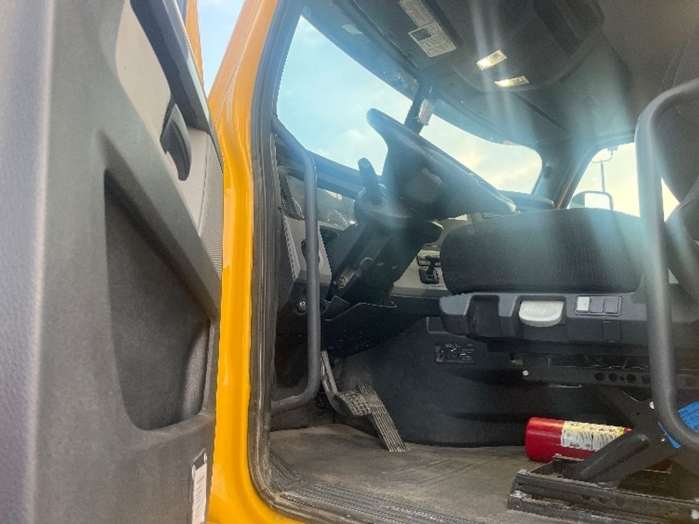 Day Cab Tractor-Heavy Duty Tractors-Freightliner-2020-T12664ST-Fresno-CA-346,532\n\t\tmiles-$ 67,500 - Image 9