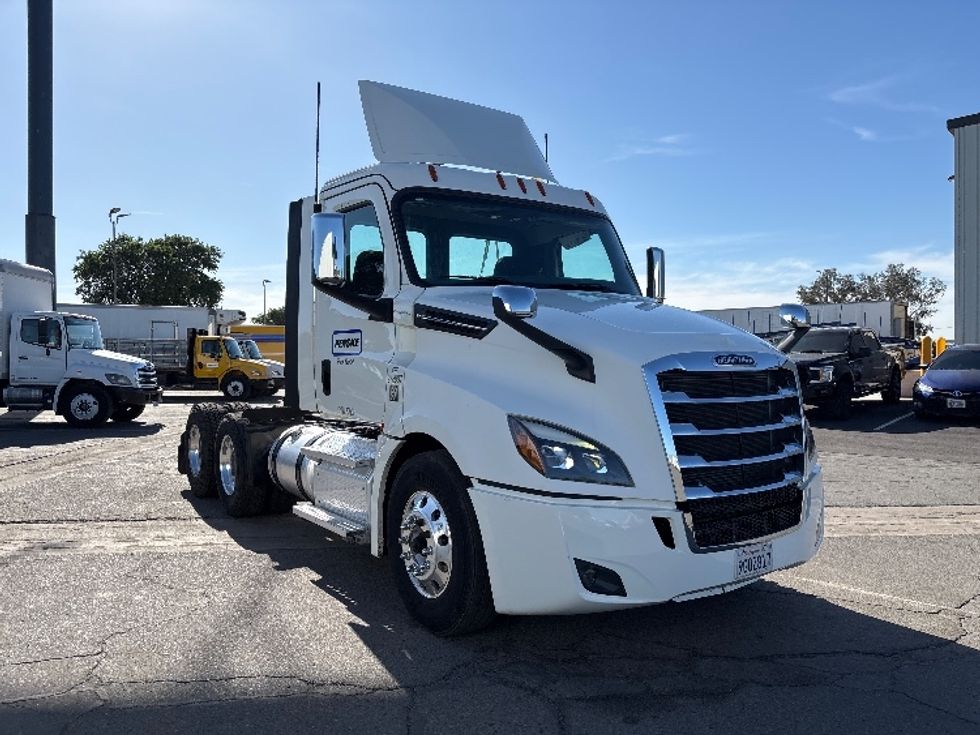 Day Cab Tractor-Heavy Duty Tractors-Freightliner-2020-T12664ST-Fresno-CA-39,398\n\t\tmiles-$ 70,250 - Image 1