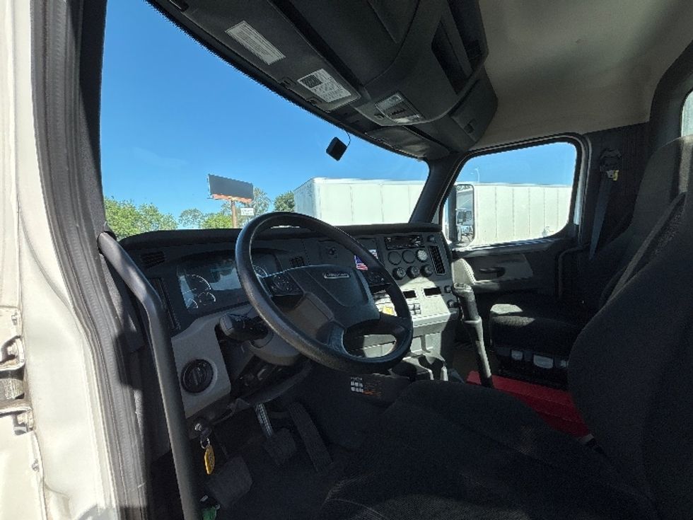 Day Cab Tractor-Heavy Duty Tractors-Freightliner-2020-T12664ST-Fresno-CA-39,398\n\t\tmiles-$ 70,250 - Image 10