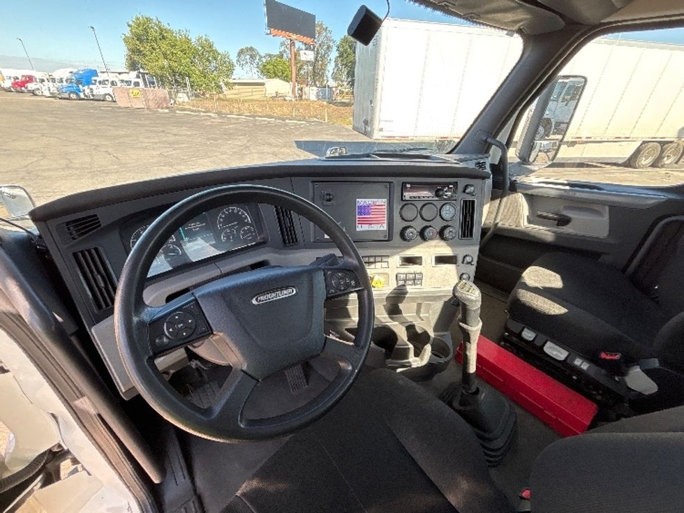 Day Cab Tractor-Heavy Duty Tractors-Freightliner-2020-T12664ST-Fresno-CA-39,398\n\t\tmiles-$ 70,250 - Image 11