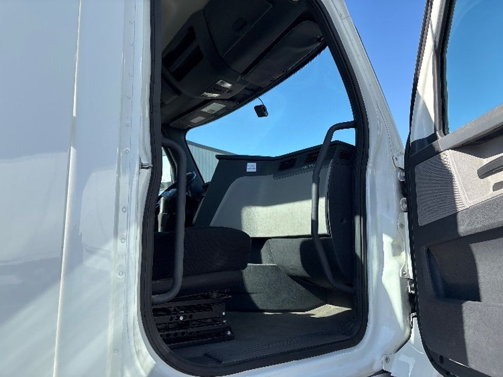 Day Cab Tractor-Heavy Duty Tractors-Freightliner-2020-T12664ST-Fresno-CA-39,398\n\t\tmiles-$ 70,250 - Image 12