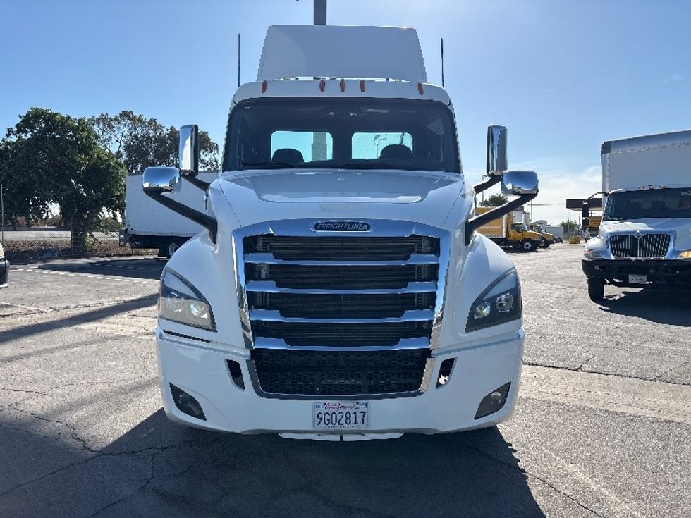 Day Cab Tractor-Heavy Duty Tractors-Freightliner-2020-T12664ST-Fresno-CA-39,398\n\t\tmiles-$ 70,250 - Image 2