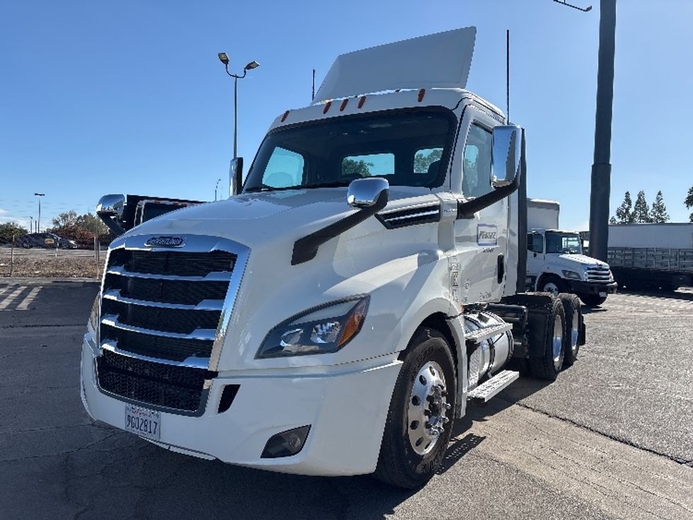 Day Cab Tractor-Heavy Duty Tractors-Freightliner-2020-T12664ST-Fresno-CA-39,398\n\t\tmiles-$ 70,250 - Image 3