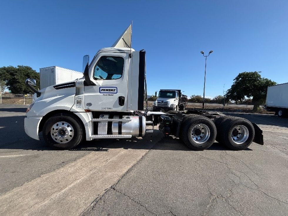 Day Cab Tractor-Heavy Duty Tractors-Freightliner-2020-T12664ST-Fresno-CA-39,398\n\t\tmiles-$ 70,250 - Image 4