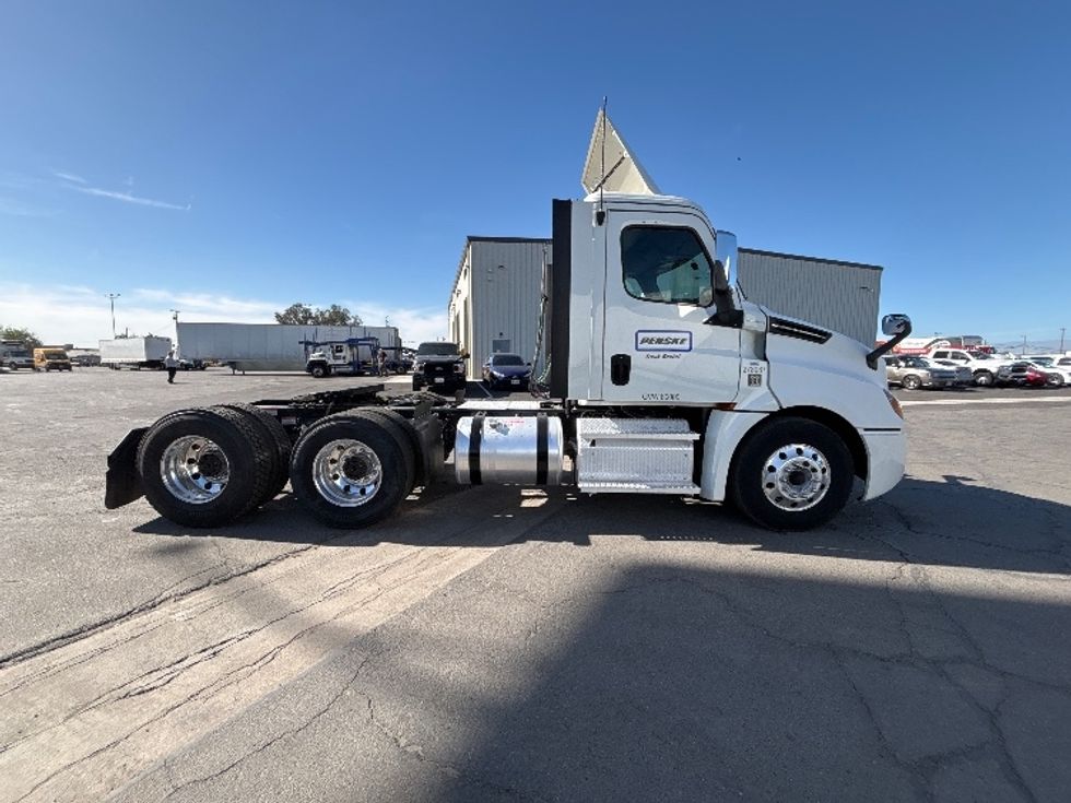 Day Cab Tractor-Heavy Duty Tractors-Freightliner-2020-T12664ST-Fresno-CA-39,398\n\t\tmiles-$ 70,250 - Image 8