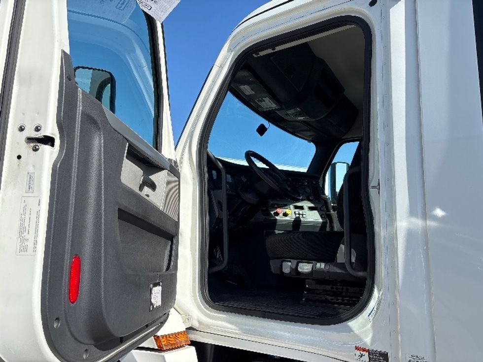 Day Cab Tractor-Heavy Duty Tractors-Freightliner-2020-T12664ST-Fresno-CA-39,398\n\t\tmiles-$ 70,250 - Image 9