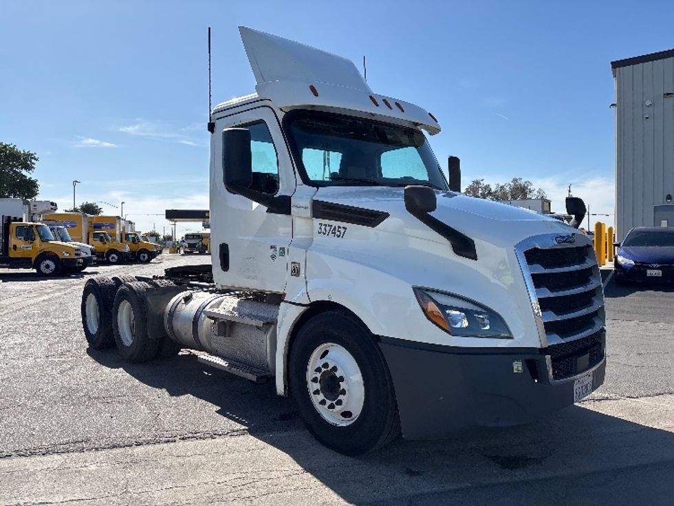 Day Cab Tractor-Heavy Duty Tractors-Freightliner-2020-T12664ST-Fresno-CA-412,187\n\t\tmiles-$ 50,000 - Image 1